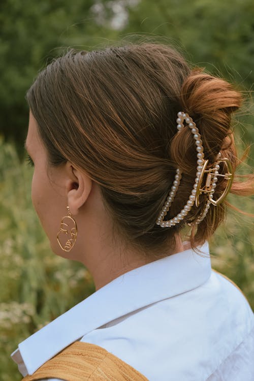 Hair Claw- hair accessories trends and styling tips
