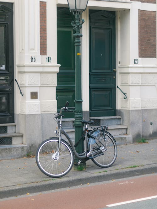 Immagine gratuita di bicicletta, lampione, marciapiede