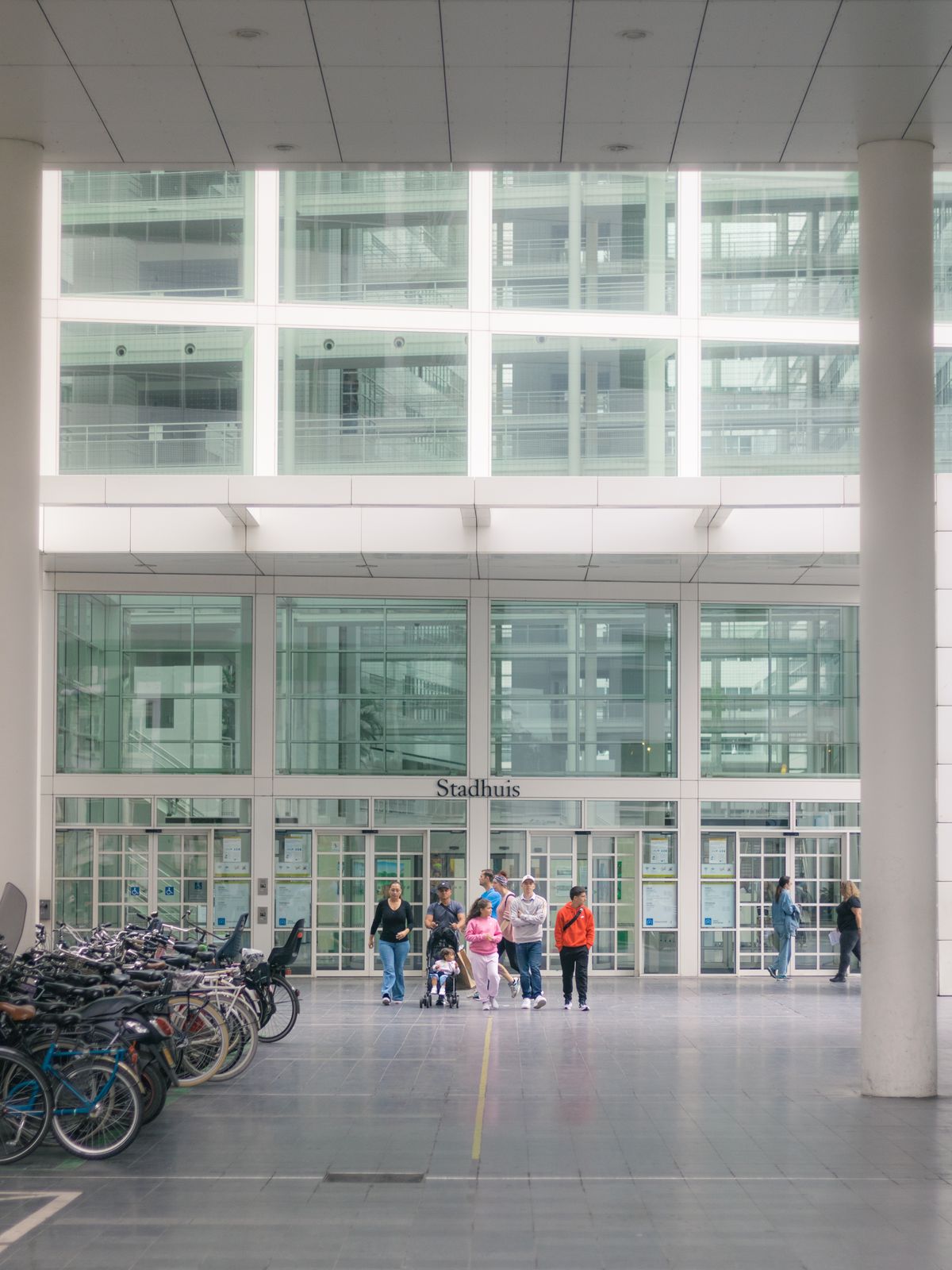 Des citoyens devant un bâtiment public moderne
