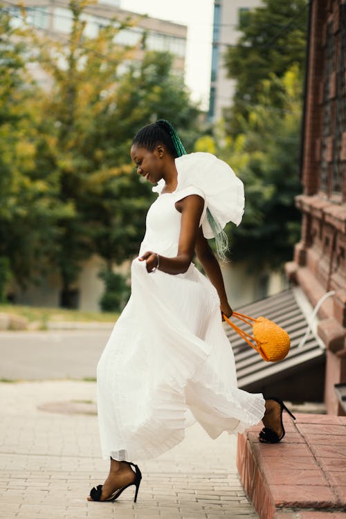 女人走路穿着白色连衣裙