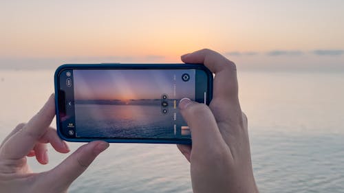 คลังภาพถ่ายฟรี ของ iphone พระอาทิตย์ขึ้น, ทะเล, ผู้หญิงถ่ายพระอาทิตย์ขึ้น