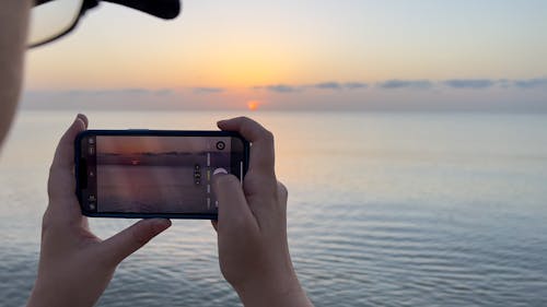 iPhone, 拍攝日出的女人, 日出 的 免費圖庫相片