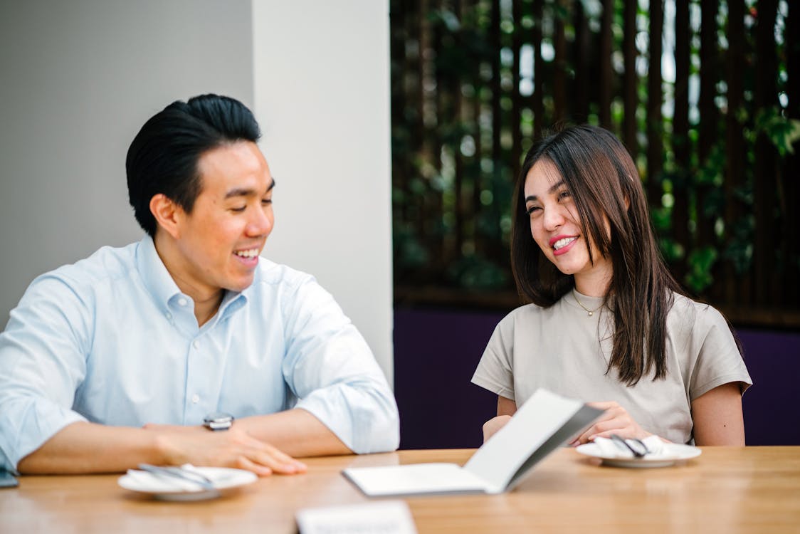 Homme Et Femme Assis Sur Une Chaise En Face Du Bureau