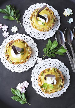 柠檬馅饼的顶视图，上面装饰着生奶油，桌布上还点缀着坚果