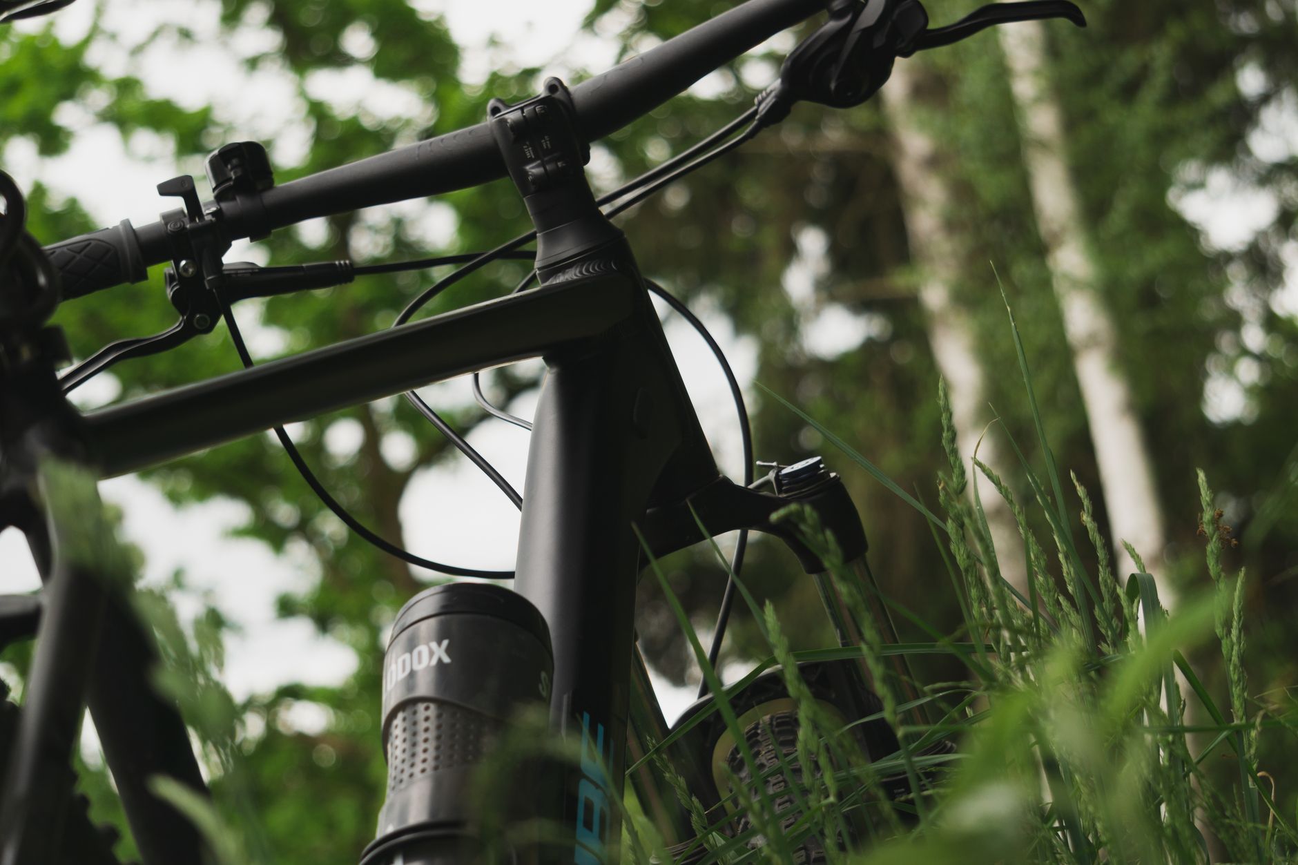 Mountain bike front end showing the handlebar, stem, headtube and fork.
