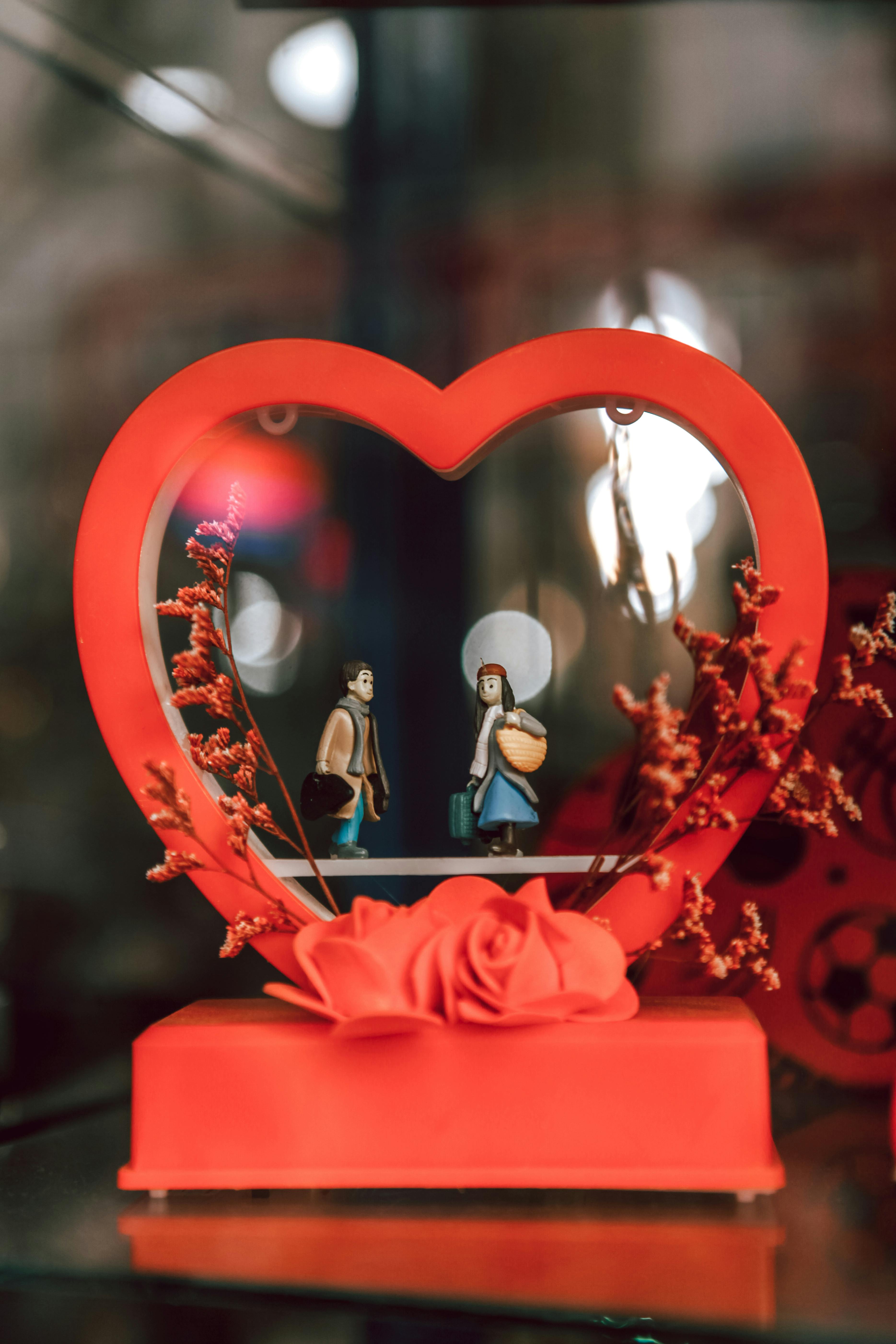 Handcrafted Resin Love Couple Statue Showpiece for Gifting - Shop  Eco-friendly Luxury Items!