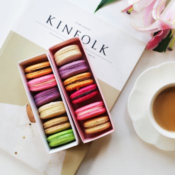 盒子里摆放着色彩缤纷的马卡龙，还配有咖啡和杂志，非常适合甜蜜的放纵