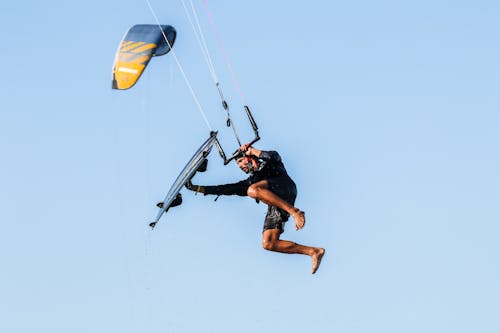 Foto stok gratis di luar rumah, ketrampilan, kiteboarder