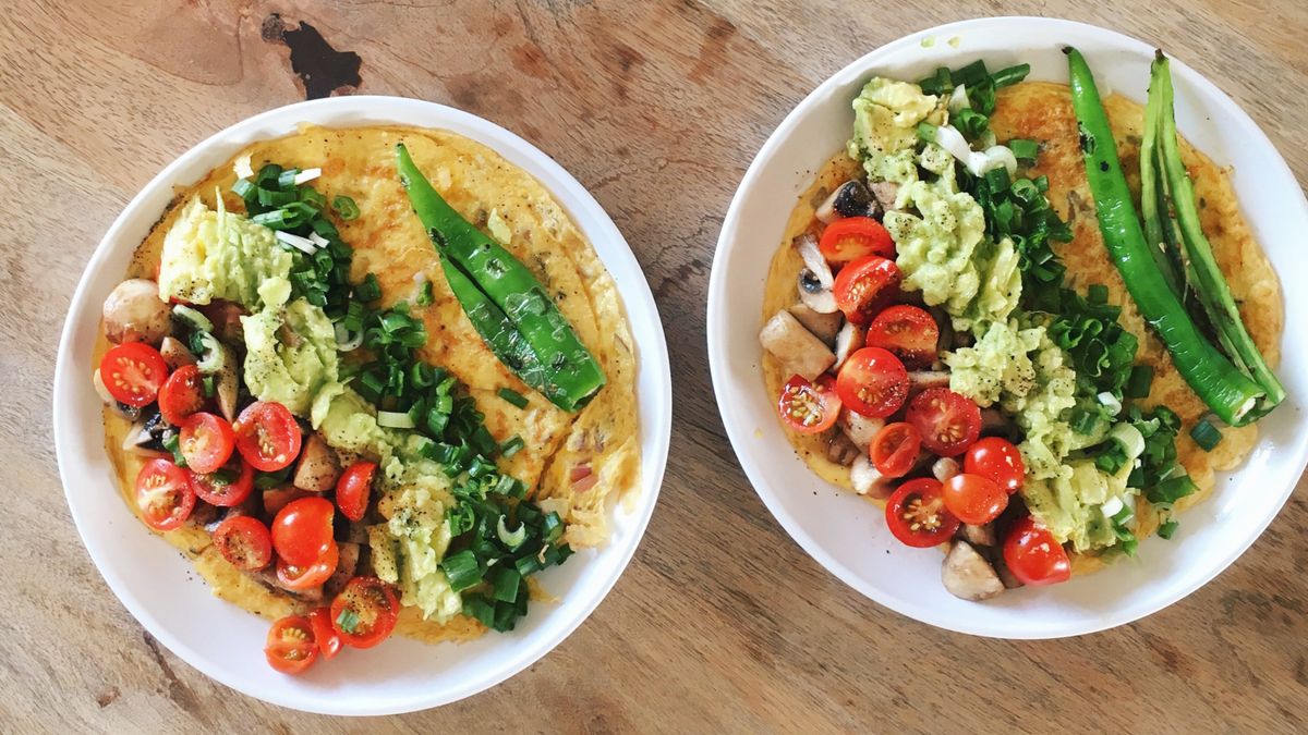 receita de omelete saudável proteico com queijo e vegetais coloridos