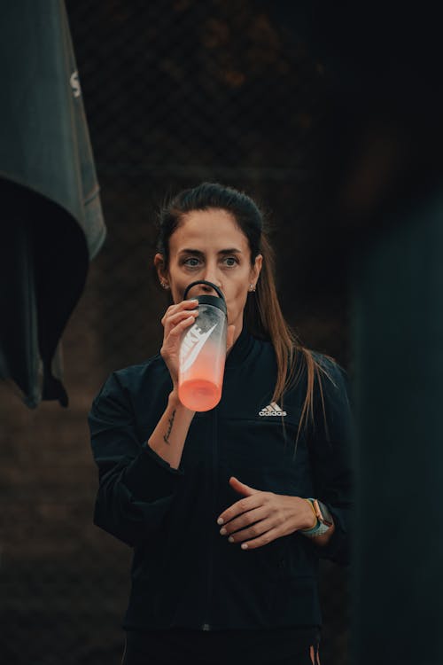 Kostenloses Stock Foto zu becher, festhalten, frau