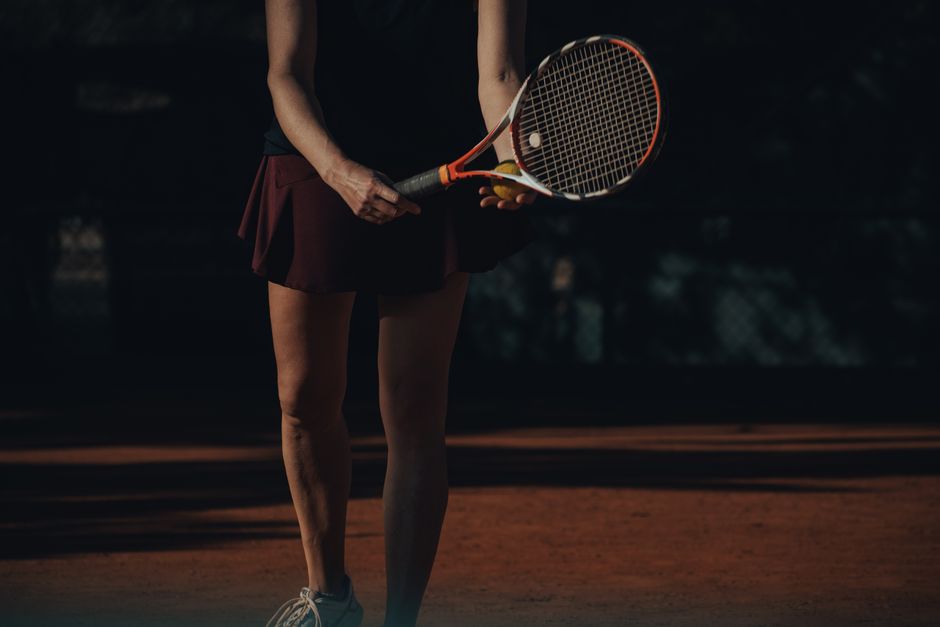 Player ready to serve with the Serve Plus Attack racket on a clay court