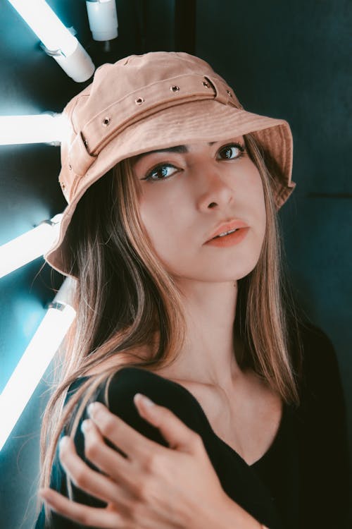 Бесплатное стоковое фото с ведро шляпа, вертикальный выстрел, женщина