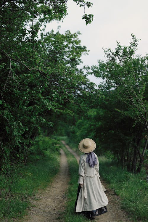 Foto profissional grátis de abrigo, andando, ao ar livre