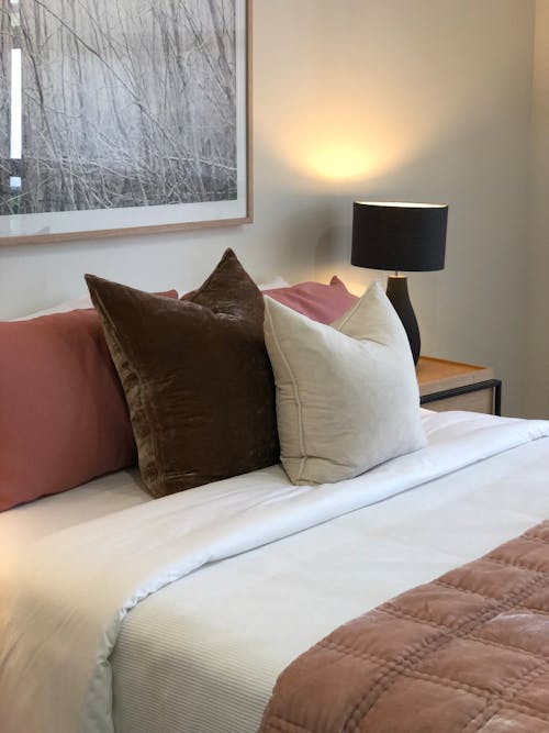 Darmowe zdjęcie z galerii z hotel, lampa, łóżko