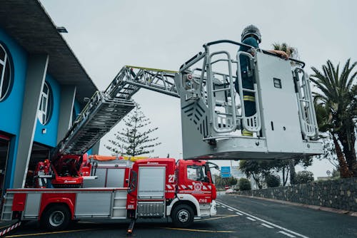 Fotos de stock gratuitas de bombero, camión de bomberos, escalera