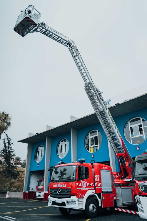 Fotos de stock gratuitas de bombero, camión de bomberos, escalera