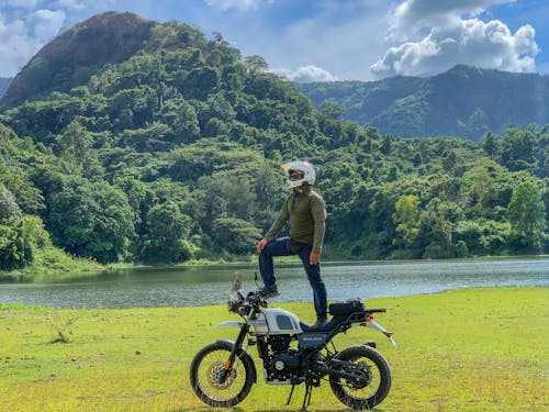 Fotos de stock gratuitas de aventura, casco de moto, césped verde