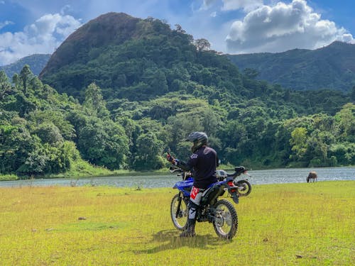 Fotos de stock gratuitas de atrás, aventura, casco de moto