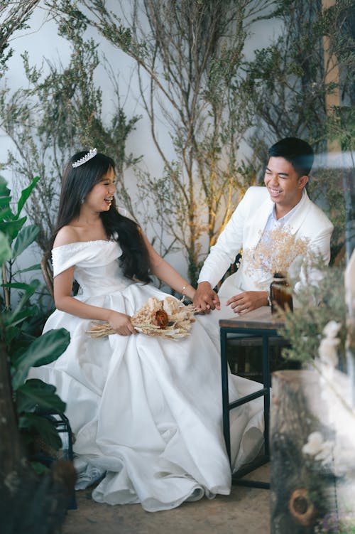 Бесплатное стоковое фото с Азиатская пара, белое платье, брак