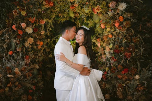 Fotobanka s bezplatnými fotkami na tému ázijský pár, biele šaty, byť spolu