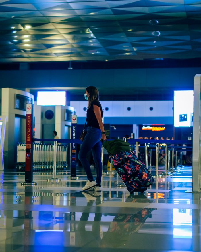 Mulher com bagagem no aeroporto