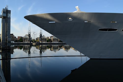 Kostenloses Stock Foto zu fahrzeug, meer, reflektierung