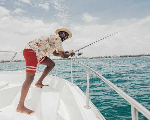 Kostenloses Stock Foto zu afroamerikanischer mann, angeln, barfuß