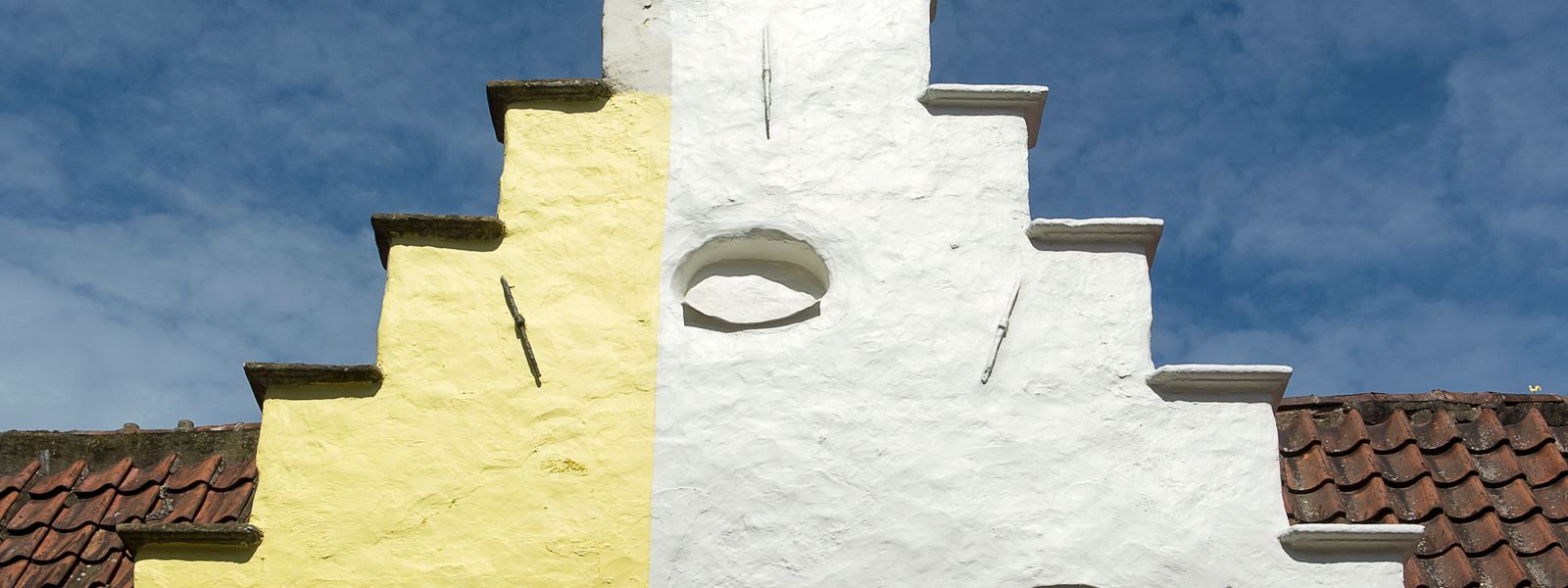 Facciata di palazzina tinteggiata, senza persone