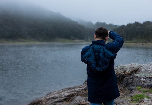 Foto stok gratis danau, jaket, kabut