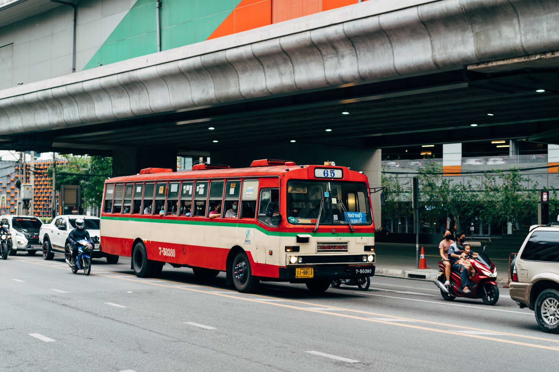 Tiener kaapt stadsbussen en neemt passagiers mee