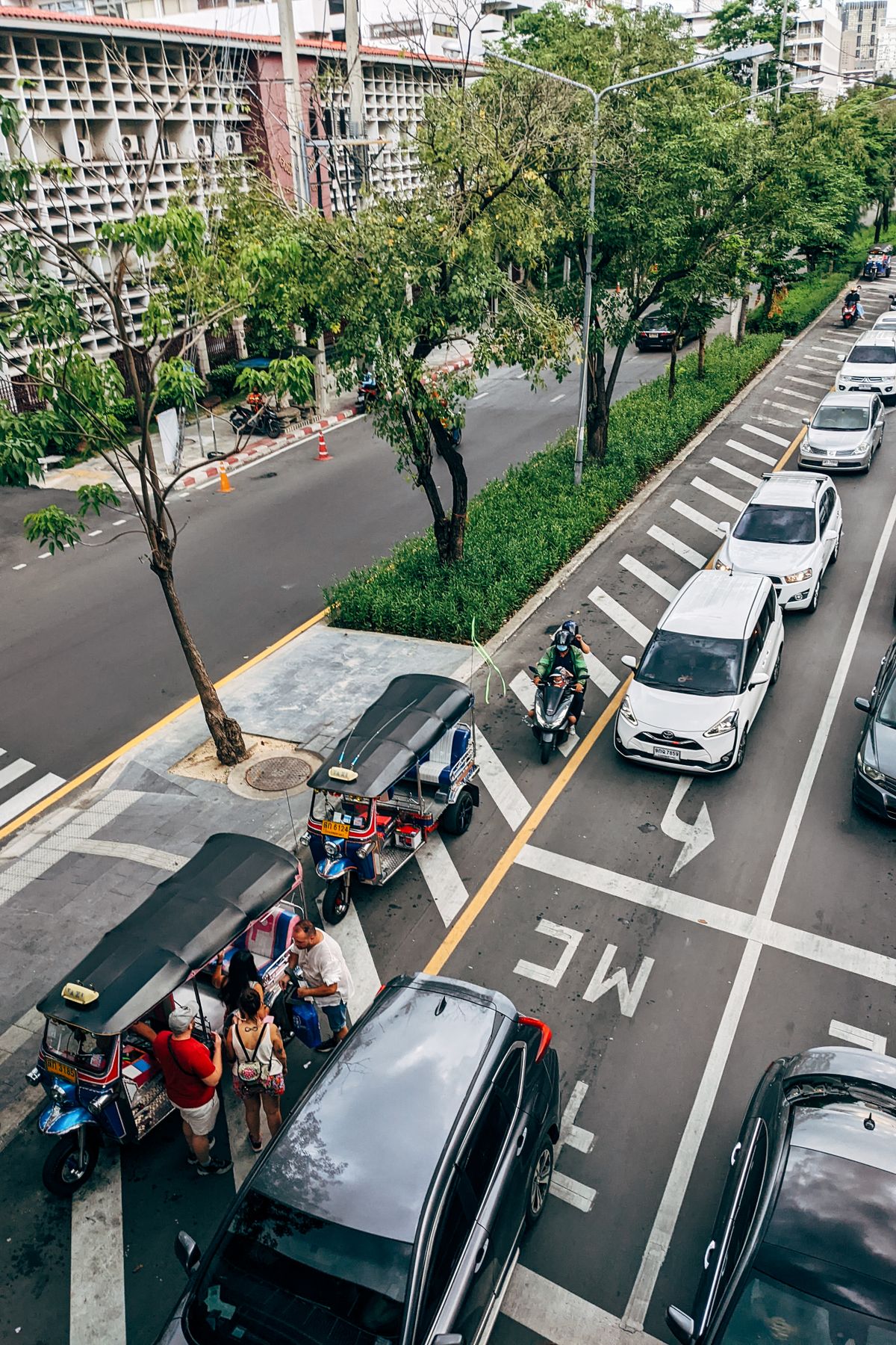 Bangkok - vedere aeriană cu mașini și tuk-tuk pe o stradă centrală