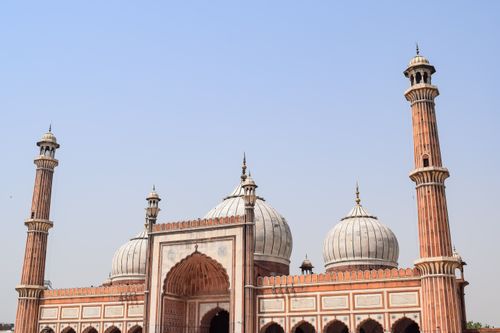 Free Elegant mosque showcasing domes and minarets against a clear sky. Stock Photo