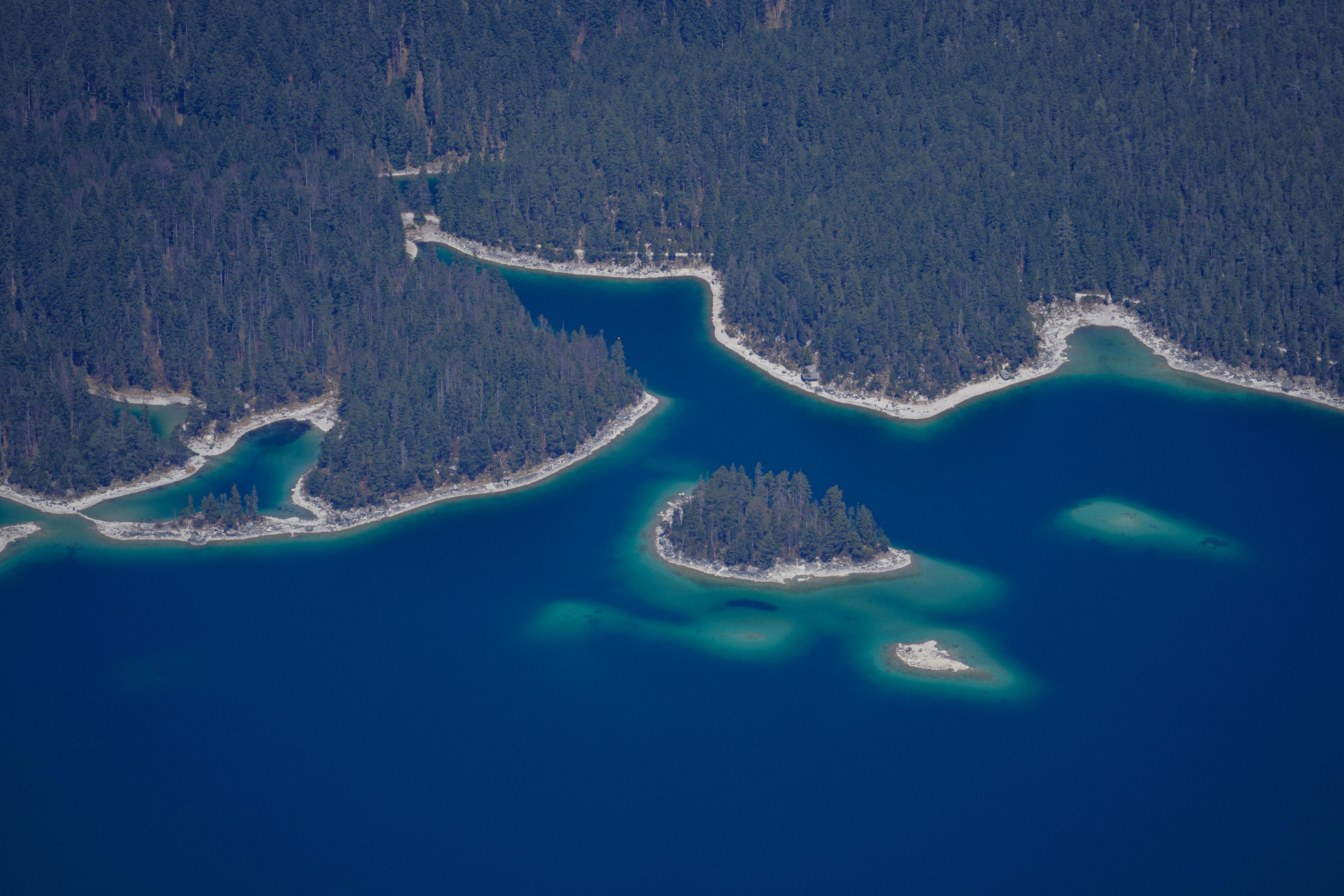 10.000+ Girl+strips+nude+on+public+beach+for+shower Bilder und Fotos