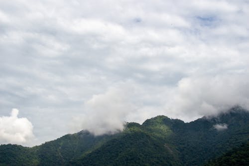 Gratis Fotos de stock gratuitas de montaña, naturaleza, nubes Foto de stock