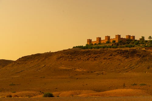 Foto profissional grátis de areia, árido, céu alaranjado