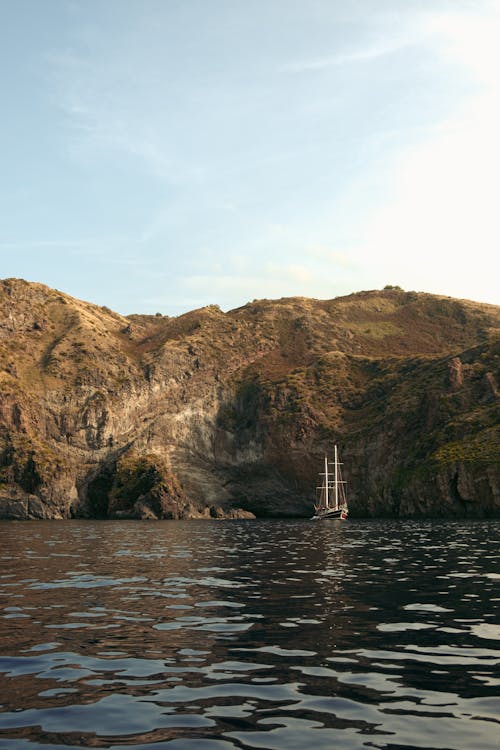 Foto profissional grátis de baía, barco a vela, colinas