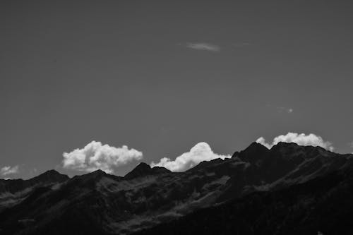 Immagine gratuita di bianco e nero, cielo sereno, montagne