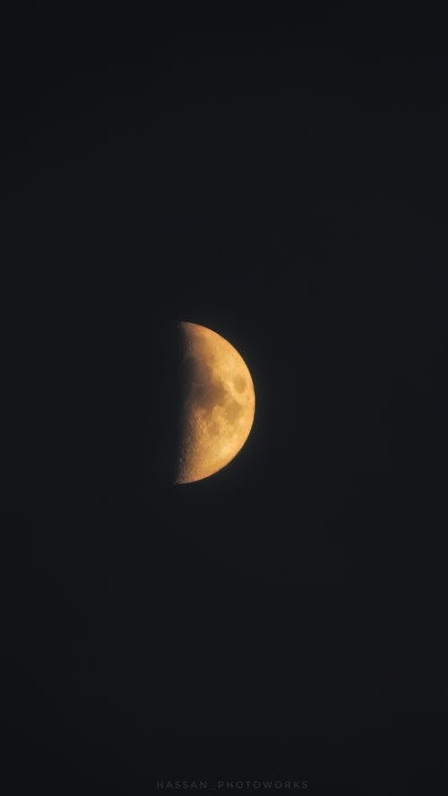 Darmowe zdjęcie z galerii z fotografia księżycowa, nocne niebo, pół księżyc
