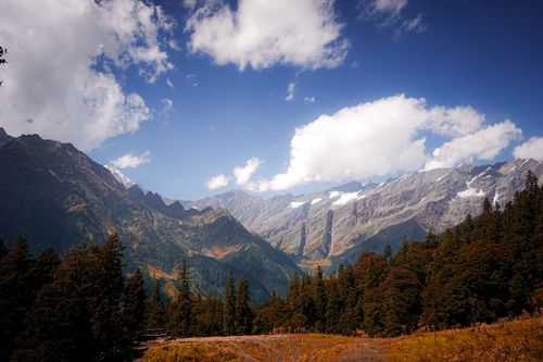 Free Breathtaking autumn landscape view of Manali's mountain ranges with vibrant foliage and blue skies. Stock Photo