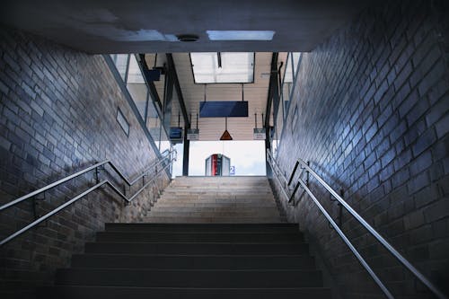 bezplatná Základová fotografie zdarma na téma perspektiva, schodiště, záběr z nízkého úhlu Základová fotografie