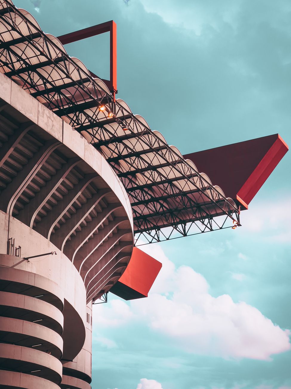 Een lage hoekweergave van het iconische San Siro Stadion in Milaan, Italië, die de kenmerkende architectuur toont.