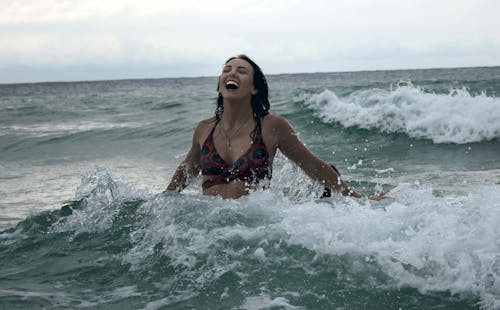 Donna Sorridente Sul Corpo D'acqua