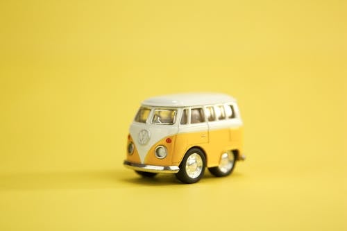 Gratis arkivbilde med buss, gul overflate, leke Arkivbilde