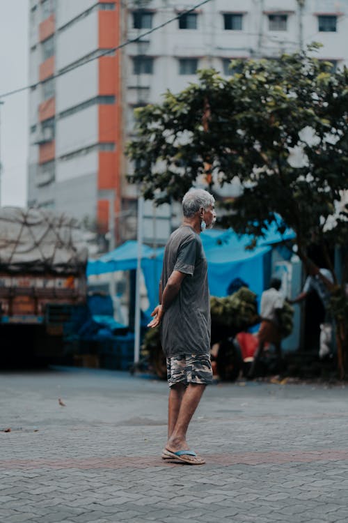 Foto profissional grátis de adulto, antigo, de pé