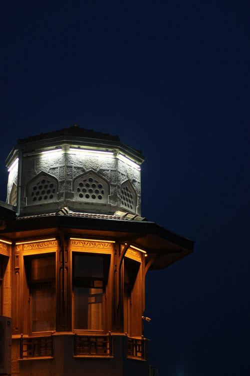 Free Elegant illuminated architectural structure in Istanbul, capturing intricate details and warm evening ambiance. Stock Photo