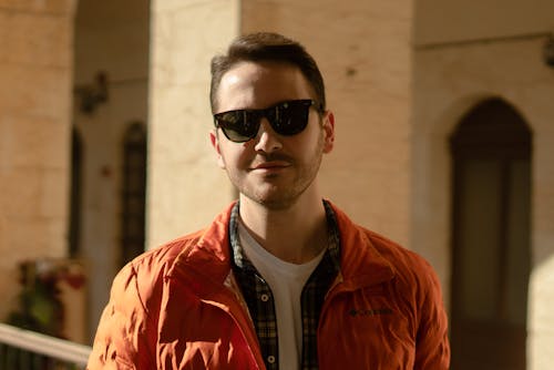 Free Close-Up Shot of a Man Wearing Black Sunglasses Stock Photo