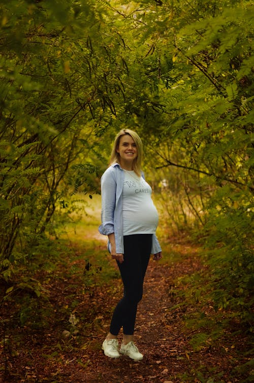 Základová fotografie zdarma na téma baby bump, kavkazská žena, les