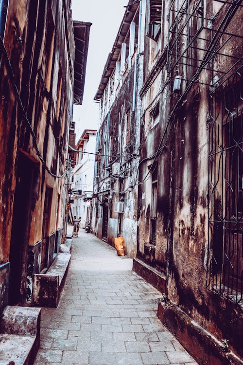 Gratis stockfoto met hoek van de straat, lege straat, straatfotografie