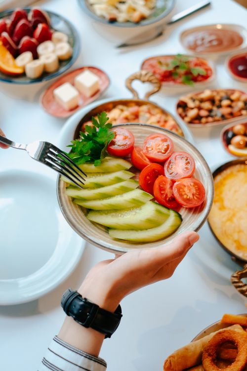 Free Colorful composition featuring cucumber and tomato slices on a plate, perfect for healthy meals. Stock Photo