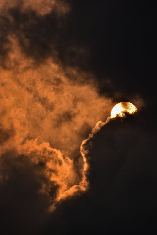 Darmowe zdjęcie z galerii z pionowy strzał, pochmurne niebo, świt